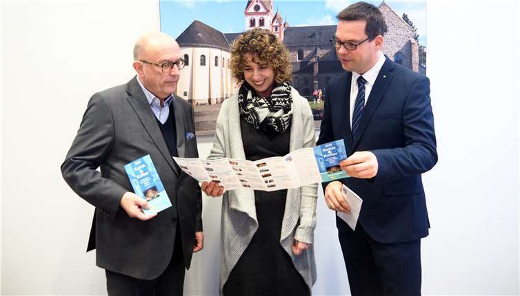 Stellten den neuen Flyer vor: (v. li.): Bürgermeister Michael Kessler, Nadine De Bock und Thomas Kremer. Foto: Stadt Bendorf am Rhein