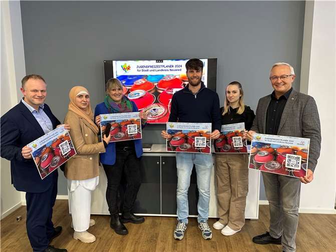 Stellten des Freizeitplaner 2024 vor: Landrat Achim Hallerbach, Alicia Röhl und Mario Seitz (Big House Neuwied), Simone Höhner & Gjeneta Alijaj (Kreisjugendamt Neuwied) und Oberbürgermeister Jan Einig (v.re.).  Foto: Thomas Herschbach
