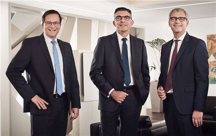 Stellten die Bilanz 2021 der Volksbank RheinAhrEifel eG coronakonform an vier Standorten als digital-hybride Veranstaltung vor: Vorstandsmitglieder Markus Müller und Walter Müller sowie Sascha Monschauer, Vorstandsvorsitzender (v.l.n.r.).  Foto: artsunlimited/Matthias Israel