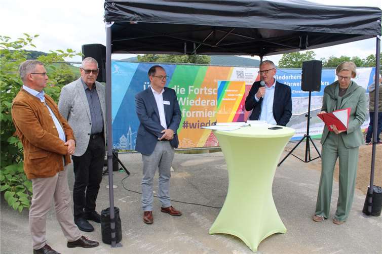 Spatenstich für wichtige Verkehrsader in Ahrweiler erfolgt Stellten die Details rund um die Baumaßnahme vor, von links Kreisbeigeordneter MdL Horst Gies, Peter Diewald (1. Beigeordneter Stadt Bad Neuenahr-Ahrweiler), Herbert Wiemer (Geschäftsführer Aufbau- und Entwicklungsgesellschaft), Bürgermeister Guido Orthen und Staatssekretärin Simone Schneider.