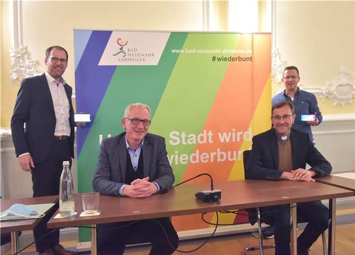 Stellten die Gutscheinkarte im Rathaus vor (von links) Thomas Theisen (Direktor Regionalmarkt Ahr/BrohltalVolksbank RheinAhrEifel eG), Bürgermeister Guido Orthen, Dechant Jörg Meyrer und Patrick Küpper (Vorstand Kundenbindungssysteme AW e.V.).  Foto: DU