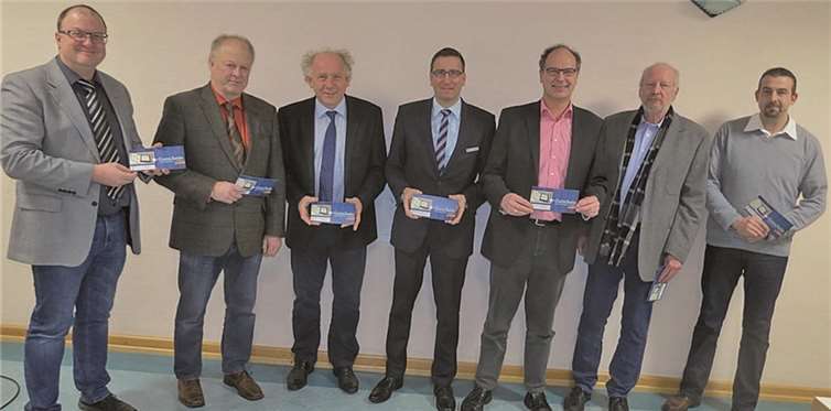 Stellten die Onleihe der Bibliothek Adenau und die Gutscheine für ein Jahr kostenlose Mitgliedschaft vor (v.l.): Verbandsbürgermeister Guido Nisius, Ortsbürgermeister Udo Mergen (Müllenbach), Dr. Udo Hoffmann (Rotary Club Adenau), Herbert Thelen (Volksbank RheinAhrEifel), Stadtbürgermeister Arnold Hoffmann, Ortsbürgermeister Mike Henneberger (Reifferscheid) und Robert Zawada (Wershofen). VG Adenau