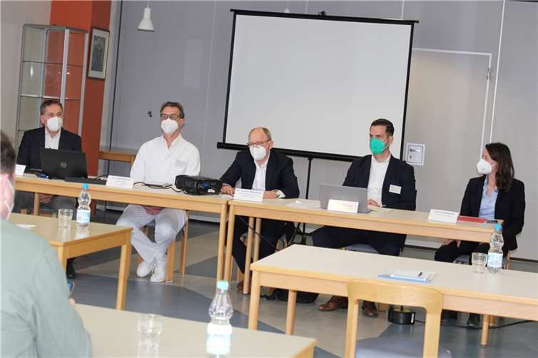 Stellten die Recruitingkampagne der Marienhaus-Gruppe für die Frauenklinik des Krankenhauses Maria Hilf vor: Dietmar Bochert, Leiter Kommunikation & Marketing Marienhaus-Gruppe, Dr. Josef Spanier, Chefarzt der Frauenklinik im Krankenhaus Maria Hilf, Dr. Jochen Messemer, Vorsitzender der Geschäftsführung der Marienhaus-Gruppe, Thorsten Kopp, Kaufmännischer Direktor des Marienhaus Klinikums im Kreis Ahrweiler und Cornelia Weigand, Landrätin Kreis Ahrweiler (v.l.n.r.). Foto: Marienhaus Klinikum im Kreis Ahrweiler.  Foto: Marienhaus Klinikum im Kreis Ahrweiler