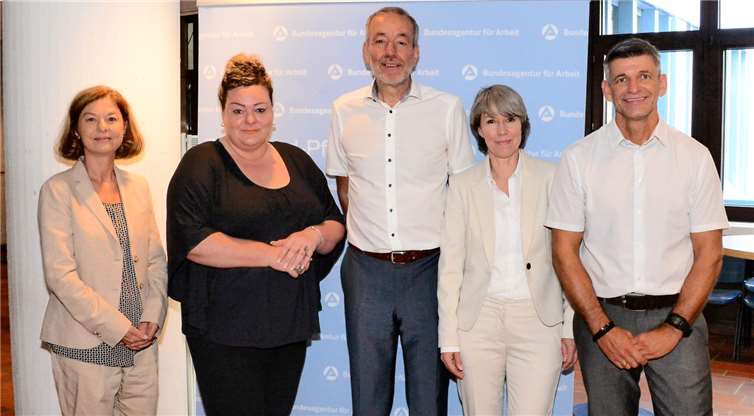 Stellten die aktuellen Zahlen am Arbeitsmarkt in Rheinland-Pfalz und im Bezirk der Agentur für Arbeit Koblenz-Mayen im Besonderen vor. Heidrun Schulz, Vorsitzende der Geschäftsführung der Regionaldirektion Rheinland-Pfalz-Saarland der Bundesagentur für Arbeit, Tanja Wannigmann (Teilnehmerin am Förderprojekt 16I), Frank Schmidt, Leiter der Agentur für Arbeit Koblenz-Mayen, Birgit Maria Altmeier (Leitung Geschäftsbereich Personalmanagement AWO Rheinland-Pfalz) und Guido Steffens (Bereichsleiter Jobcenter Stadt Koblenz). (v.l.) Fotos: Udo Stanzlawski