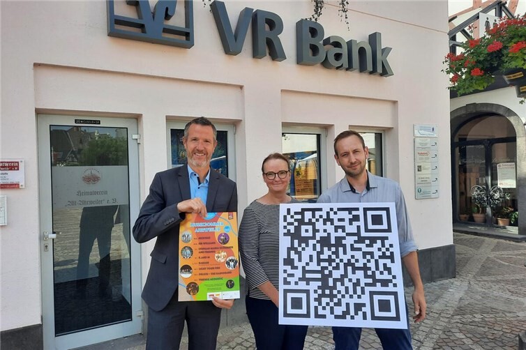 Stellten die digitale Möglichkeit für freiwillige Beiträge per QR-Code vor: (v. l.) Christian van de Loo (Filialleiter der VR Bank RheinAhrEifel), Veranstaltungsmanagerin des Musiksommer, Ellen Tappe, und City-Manager Florian Hüsson.