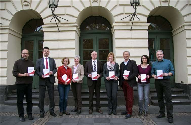 Stellten die neue Broschüre gemeinsam vor (v.l.) Markus Dietze (Intendant Theater Koblenz), Dr. Matthias von der Bank (Museumsleiter Mittelrhein-Museum), Prof. Dr. Beate Reifenscheid-Ronnisch (Museumsleiterin Ludwig Museum), Nicole Kuprian (Direktorin Volkshochschule), Detlef Knopp (Kulturdezernent der Stadt Koblenz), Susanne Ott (Direktorin Stadtbibliothek), Hans-Peter Lörsch (Schulleiter Musikschule der Stadt Koblenz), Dr. Petra Weiß (stv. Amtsleiterin Stadtarchiv), Michael Stein (Verwaltungsdirektor Theater Koblenz).Katharina Dielenhein