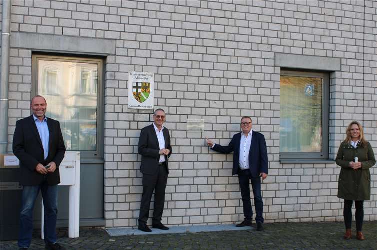 Stellten die neue Gedenktafel für Frieda Nadig am Gesundheitsamt vor, von links Dr. Stefan Voss (Leiter Gesundheitsamt), Peter Diewald (Erster Beigeordneter Stadt Bad Neuenahr-Ahrweiler), Landrat Dr. Jürgen Pföhler und Siglinde Hornbach-Beckers (Fachbereichsleiterin Gesundheitsamt).Fotos: DU
