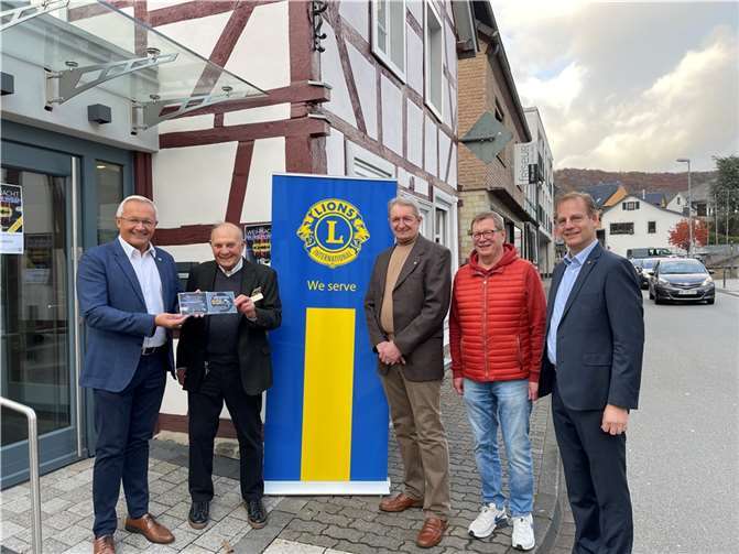 Stellten die neue Weihnachts-CD in Waldbreitbach vor (von links): Landrat Achim Hallerbach als Schirmherr, Initiator Siegfried Weber, Lions-Präsident Eberhard Mandel, Waldbreitbachs Ortsbürgermeister Martin Lerbs und Lions-Activity-Beauftragter Christoph Freitag.Quelle: Kreisverwaltung Neuwied