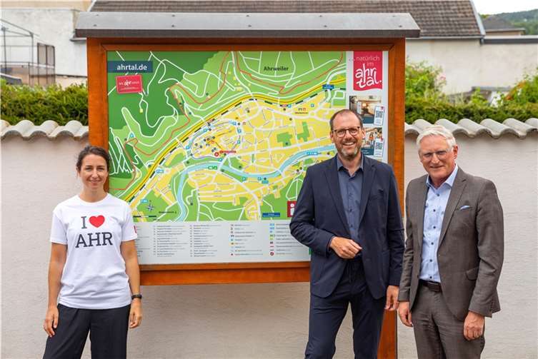 Stellten die neuen Stadtplantafeln in Ahrweiler vor: (v.l.) Simone Schmidt, Thomas Theisen, Dieter Zimmermann. Foto: Max Harrus