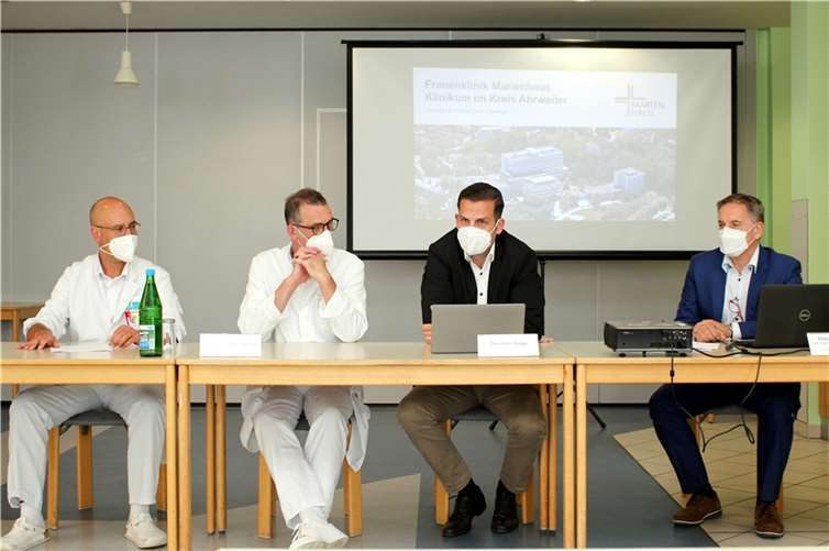 Stellten in Bad Neuenahr vor, wie es mit der Frauenklinik am Krankenhaus Maria Hilf weitergeht: Dr. Thomas Lepping, Ärztlicher Direktor, Marienhaus Klinikum im Kreis Ahrweiler, Dr. Josef Spanier, Chefarzt der Frauenklinik, Krankenhaus Maria Hilf, Thorsten Kopp, Kaufmännischer Direktor, Marienhaus Klinikum im Kreis Ahrweiler und Dietmar Bochert, Leiter Kommunikation & Marketing, Marienhaus-Gruppe (v.l.n.r.). Foto: Marienhaus Klinikum im Kreis Ahrweiler