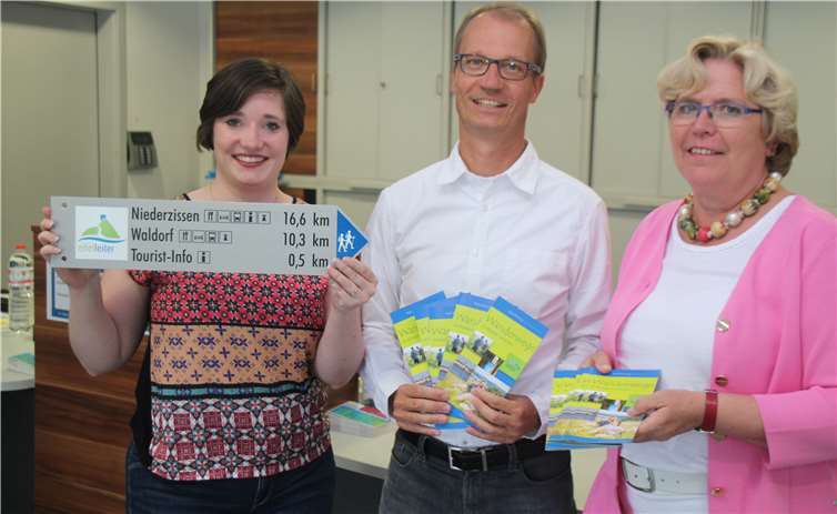 Stellten in der Tourist-Info den brandneuen Wander-Flyer vor: Maike Meder und Holger Klemm von der Touri-Information sowie Bürgermeisterin Hermann-Lrecsh (v.l.). Foto: KMI