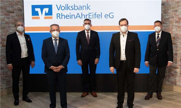 Stellten in der digitalen Vertreterversammlung unter anderem das Geschäftsergebnis der Volksbank RheinAhrEifel eG vor: Sascha Monschauer, Vorstandsvorsitzender, der scheidende Aufsichtsratsvorsitzende Rudolf Mies, Vorstandsmitglied Walter Müller, Vorstandsmitglied Markus Müller sowie Christoph A. Parbel, stellvertretender Aufsichtsratsvorsitzender (v.l.n.r.). Foto: Peter Seydel