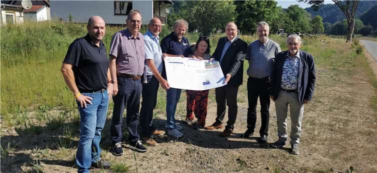 Stellten jetzt die Pläne für die neue Tagespflegeeinrichtung vor (v.l.n.r.): Ralf Kriechel (Architekt), Georg Knieps (Verbandsgemeinde Altenahr), Jürgen Schwarzmann (Ortsbürgermeister von Hönningen), Markus Bremers (action medeor), Alexandra Geiser (action medeor), Guido Nisius (Verbandsbürgermeister von Adenau), Uwe Szymanski (Leiter Sozialstation Adenau-Altenahr), Jürgen de Temple (Vorsitzender des Fördervereins).  Foto:action medeor