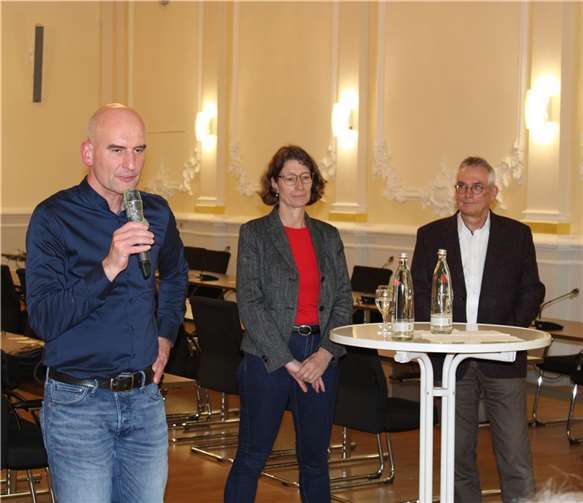 Stellten sich beim Bürgerdialog Hochwasserschutz in der Kreisstadt den Bürgerinnen und Bürgern, von links Alfred Bach (Leiter Stadtplanung Stadt Bad Neuenahr-Ahrweiler), Anja Toenneßen (Kreisverwaltung Ahrweiler) und Joachim Gerke (SGD Nord).  Foto: DU