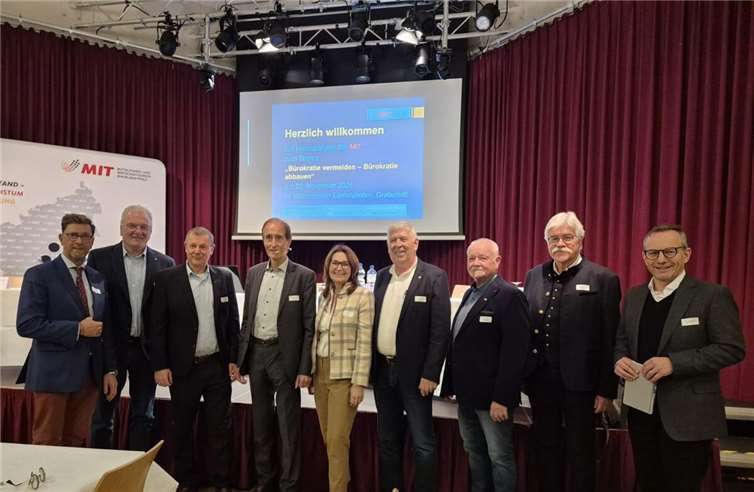 Stellten sich vor der Diskussion zum Erinnerungsfoto auf, von links: Detlef Odenkirchen, Franz-Josef Schäfer, Dr. Markus Pieper, Prof. Dr. Dr. Franz Josef Schneider, Mechthild Heil, Reinhard Adams Frank Wershofen, Elmar Lersch und Dr. Sebastian Muschter.  Foto: privat