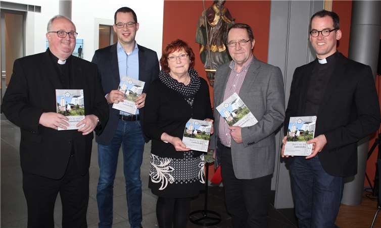 Stellten zum Jubiläum der St. Lambertus Kirche die opulente Kirchenchronik vor, von links Regens Dr. Volker Malburg, Roland Schaaf (Layout), Doris Krämer (Vorsitzende Pfarrgemeinderat), Thomas Schaaf (Chronist) und Pastor Alexander Burg. DU