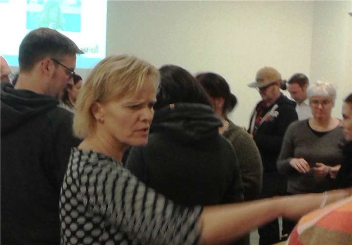 Stellübungen beim Vortrag – hier ging es um die eigene Mediennutzung. Die Referentin leitet an. Foto: privat