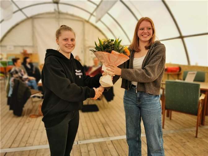 Stellv. Abteilungsleiterin Jana Ley (links) übereicht Hanna Hogen einen Blumenstrauß zu ihrem Abschied als Gruppenleiterin der Altersklasse U8.