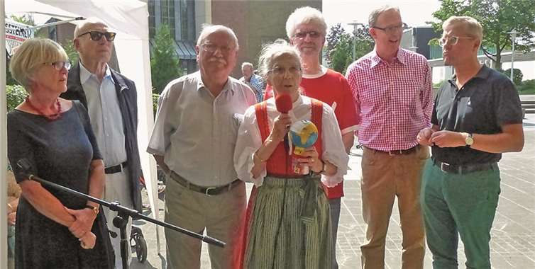 Stellv. Bürgermeisterin Heidi Wiens, Karl-Peter Hölzel, Peter Stumph, Bürgerprojektgruppe, Erika Meyer zu Drewer, Merls „ewige Ortsvorsteherin“, Festorganisator Klaus-Jürgen Pusch, Europaabgeordneter Axel Voss, Bundestagsabgeordneter Dr. Robert Röttgen (v.l.).
