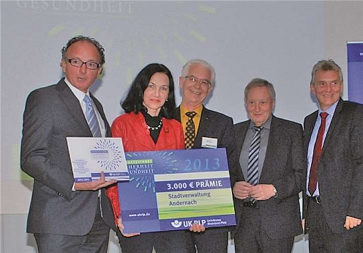 Stellv. Geschäftsführer Manfred Breitbach (3.v.li.) von der Unfallkasse sowie (6.v.li.) Laudator Winfried Manns gratulierten (v.li.) Oberbürgermeister Achim Hütten, Petra Eichem, Egon Kulmus und Bürgermeister Claus Peitz zur Auszeichnung. Privat