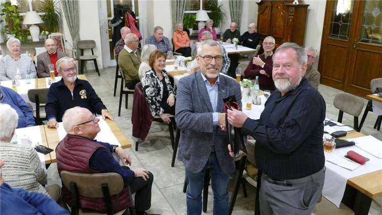 Stellv. Vorsitzender O a.D. Franz Maurer dankt dem Vorsitzenden FK a.D. Ulf Neelsen für seinen informativem Vortrag.  Foto: Jürgen Schumacher