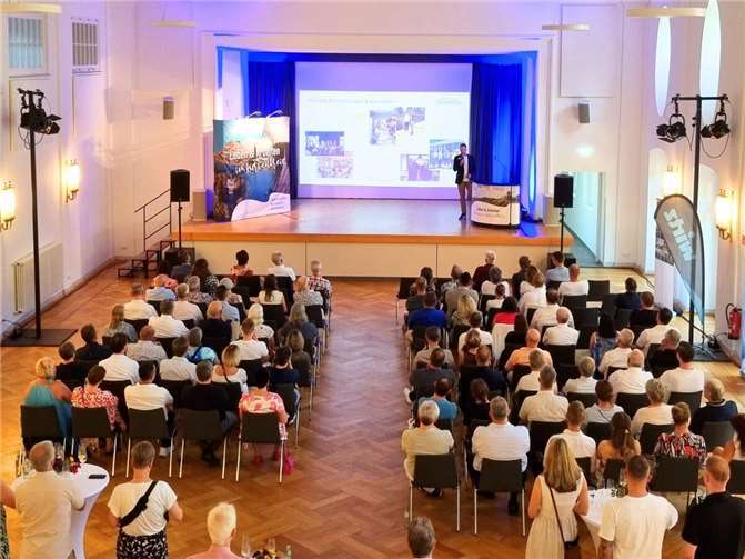 Stellvertretend für Landrätin Anke Beilstein eröffnete der Erste Kreisbeigeordnete des Landkreises, Hans-Joachim Mons, den Abend mit einem umfassenden Blick auf wirtschaftliche und gesellschaftliche Entwicklungen – sowohl im Landkreis als auch darüber hinaus. Foto: Sinah Kneip, Kreiswerke Cochem-Zell
