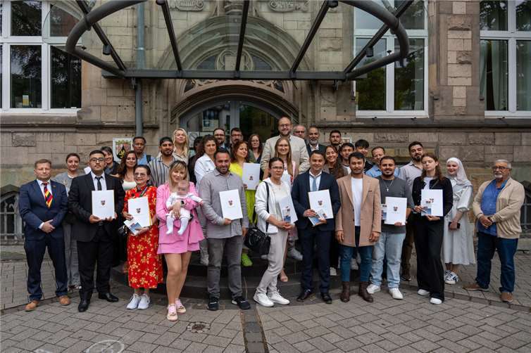 Stellvertretend für Landrat Achim Hallerbach konnte der ehrenamtliche Kreisbeigeordnete Pierre Fischer die deutsche Staatsbürgerschaft im Max-zu-Wied-Saal des Kreishauses an 13 Frauen und 15 Männer verleihen.  Foto: Julia Hinz / Kreisverwaltung Neuwied
