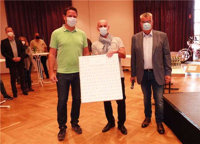 Jubiläumsausstellung in der Laacher See-Halle Stellvertretend für VG-Bürgermeister Jörg Lempertz überreichte der Beigeordnete Alexander Müller –links- dem Jugendpfleger Serge Hertrich –Mitte- ein Jubiläumspräsent (Dart-Spiel).