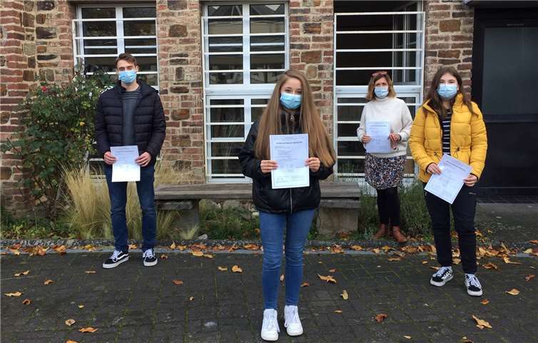 Stellvertretend für alle Absolventen: (V.l.) Stephan Gies (MSS 11), Jasmin Henninger (10a) und Julia Hansch (MSS 11) mit Französischlehrerin Anne Christine Müller (2. v. r). Foto: Melanie Adams