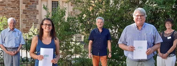 Stellvertretend für alle Absolventen des Befähigungskurses nahmen Teresa Mautes (2. von links) und Walter Jakobeit (2. von rechts) das Zertifikat entgegen. Es gratulierten (hintere Reihe, von links) Horst Roth und Hans-Peter Knossalla vom Vorstand des Neuwieder Hospizvereins und die Leiterin des Ambulanten Hospizes, Anita Ludwig. Foto:Ambulantes Hospiz