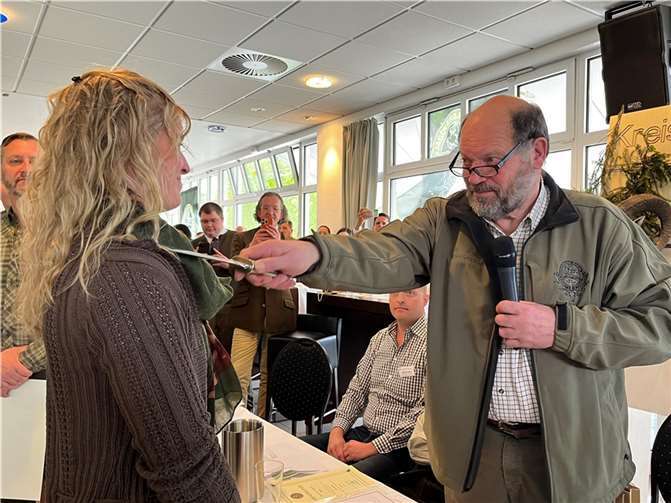 Stellvertretend für alle Jungjäger erhielt Gwendolin Meyer-Kossert alsPrüfungsbeste den traditionellen Jägerschlag durch den Vorsitzenden Walter Kemp. Foto: Judith Schönau, Presseobfrau der Kreisgruppe Mayen-Koblenz