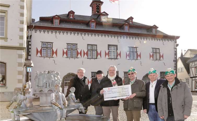 Stellvertretend für alle Linzer Karnevalsvereine übergab der Vorstand des Jubiläums-Corps Grün-Weiss den Scheck über 5.000 Euro an die Initiative. V.r.: Frank Reufels (1. Vorsitzender), Nihat Kökce (Kommandant), Gerd Hoppen (Schatzmeister), Dieter Korf, Johannes Euskirchen und Bert Gaebler von der Initiative Hangrutsch Kaiserberg.Heinz-Werner Lamberz