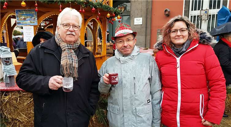 Stellvertretend für alle Mitwirkenden zogen Stadtbürgermeister Gerd Heim (l.), der 1. Stadtbeigeordnete Johannes Juchem (Mitte) und Manuela Staufenbiel ein positives Resümee des diesjährigen Weihnachtsmarktes.