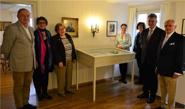 Stellvertretend für alle Spender: im „Wegeler-Zimmer“ des Museums wird der Referent des Vortrages über Beethovens Krankheiten, im Kreis von Gönnern des Vereins, begrüßt. V.l.: Kai Thomas Willig, für den Verein der Förderer Mutter-Beethoven-Haus e. V., Prof. Ingeborg Henzler undDr. Ingrid Bátori für die Koblenzer Kulturstiftung, Margrit Weber und Kuratorin Dr. Silke Bettermann, Referent Dr. med. Günter Wenzel und Rolf Wegeler, ein Nachkomme des Bonner Beethoven-Freundes und späteren Koblenzer Arztes Dr. Franz Gerhard Wegeler. Diesem hatte sichBeethoven schon früh von Wien aus mit seinen Leiden anvertraut. Zusammen mit FerdinandRies verfasste er „Biographische Notizen über Ludwig van Beethoven“. Das Büchlein ist alsseltene Originalausgabe von 1838 nun im Museum zu sehen. Foto: Privat/Förderer MBH