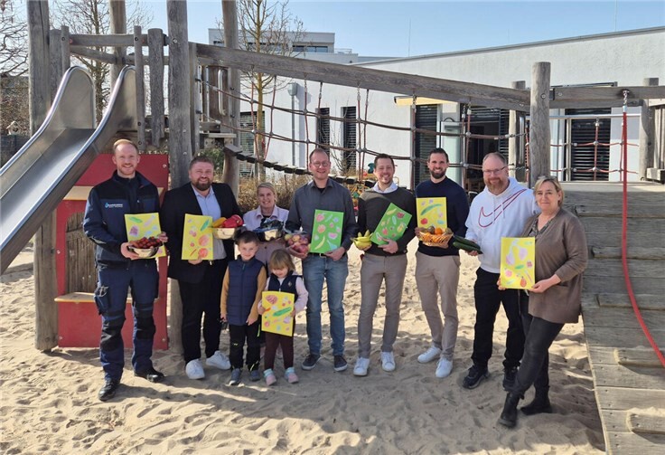 Stellvertretend für alle Spenderinnen und Spender, von links: Adrian Dunkelberg (Firma Dunkelberg), Christoph Müller (VR-Bank Bonn Rhein-Sieg eG), Nadine Marks (Förderverein Kita Sonnengarten), Jan Ganske (Löwen-Apotheke Meckenheim), Florian Greven (Kreissparkasse Köln), Daniel Schmitz (Förderverein Kita Sonnengarten) sowie Michael Ponath und Jaqueline Fischer-Leach (Kita Sonnengarten). Foto: Stadt Meckenheim