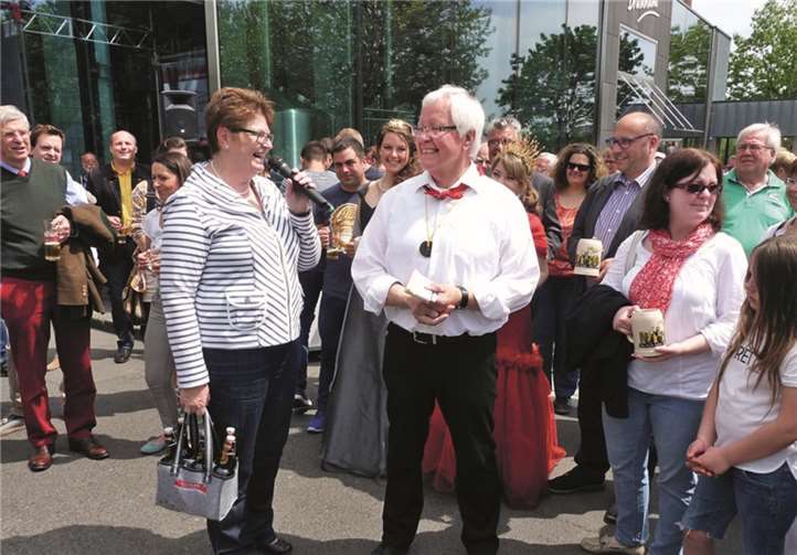 Stellvertretend für das Gambrinuskomitee überreichte Rita Ammel an Heinz Lempertz als Dank für dessen Moderation ein Bierpräsent.