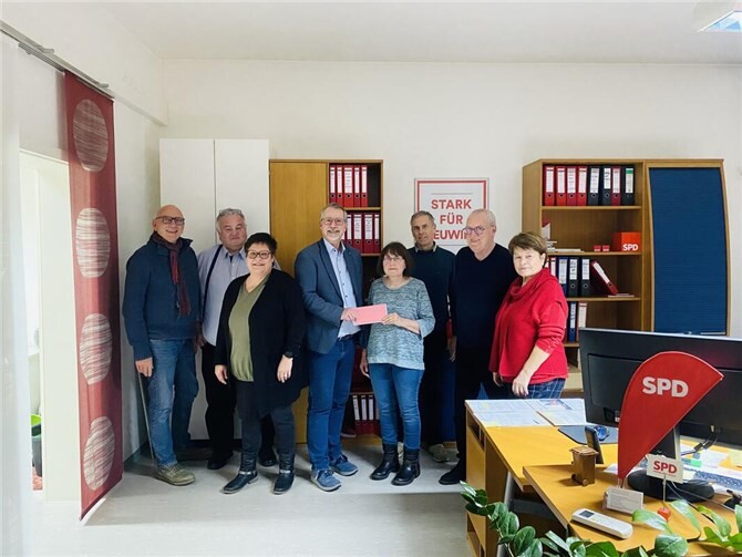 Stellvertretend für den Kreisverband des Deutschen Kinderschutzbundes Neuwied nahm Franziska Wolf (5. von links), das Geld für dessen wertvolle Arbeit aus den Händen von Fraktionsvorsitzenden Sven Lefkowitz entgegen.  Foto: privat