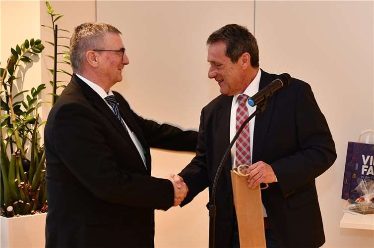 Stellvertretend für den Landkreistag gratulierte der Westerwälder Landrat Achim Schwickert (rechts) Landrat Dr. Alexander Saftig zu seinem Ehrentag.