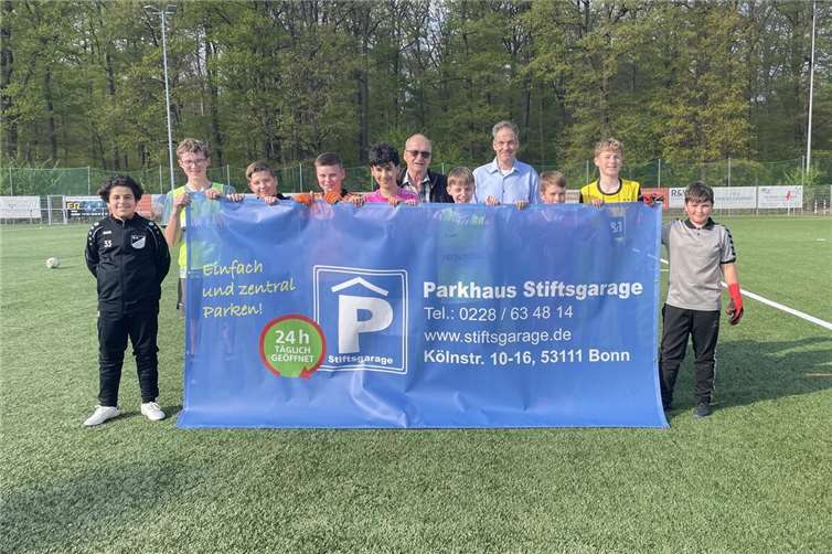 Stellvertretend für den SV Adendorf nahm die D-Jugend gemeinsam mit ihrem engagierten Trainer Stefan Merzenich die Banner entgegen. Fotos: SV Alemannia Adendorf