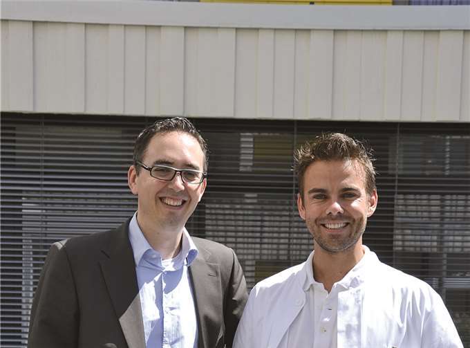 Stellvertretend für den Verein Cicatrix nahm PD Dr. Matthias Aust (l.), Beiratsmitglied des Vereins und Oberarzt in der Plastischen und Wiederherstellungschirurgie im Malteser Krankenhaus, den Tombola-Erlös für Buse von Martin Milde, dem kaufmännischen Direktor des Krankenhauses entgegen.Privat