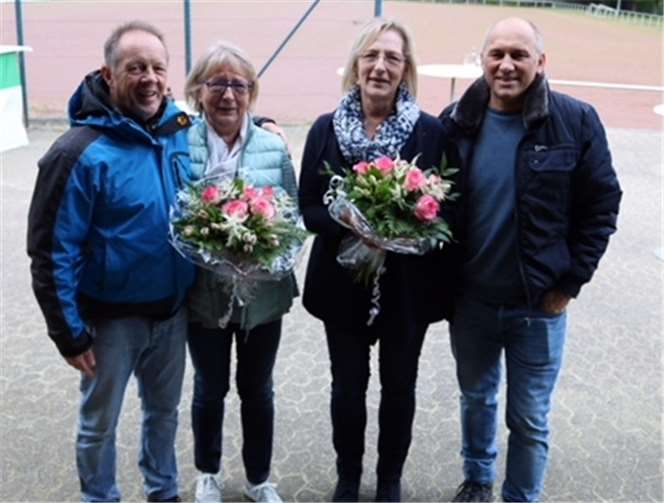 Stellvertretend für den Vorstand überreichten Rolf Kaul und Frank Schmidt den verdienten Reinigungskräften Blumen für ihren tatkräftigen Einsatz. privat