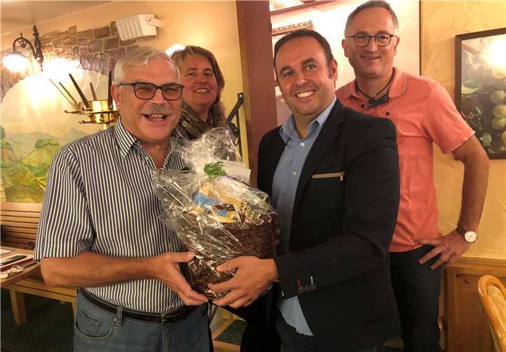 Stellvertretend für die 13- köpfige CDU-Fraktion gratuliert der neue Fraktionsvorstand (Annette Breitkreutz, Jens Firmenich und Achim Reick) ihrem Stellvertretenden Fraktionsvorsitzenden Manfred Frickel (links) herzlich zum 70. Geburtstag und überreichten einen Präsentkorb. Foto: privat
