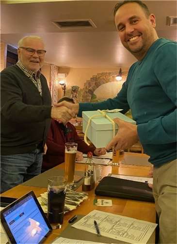 Stellvertretend für die 13- köpfige CDU-Fraktion gratuliert der Vorsitzende der Fraktion Jens Firmenich dem Jubilar René Henric (li.) herzlich zum 70. Geburtstag und überreichten ein Präsent. Quelle: CDU Rhein-Mosel