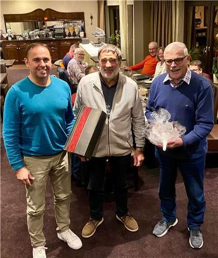 Stellvertretend für die 13- köpfige CDU-Fraktion gratuliert der Vorsitzende der Fraktion Jens Firmenich (links) und der Stv. Vorsitzende Manfred Frickel (rechts) dem Jubilar Werner Merkenich (Bildmitte) herzlich zum 70. Geburtstag und überreichten ein Geschenk.  Foto: privat