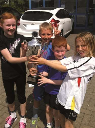 Stellvertretend für die 42 TVBler freuen sich Luca Barthel, Leon Lakotta, Noah Barthel und David Bocklet über den großen Pokal. Stefan Lakotta