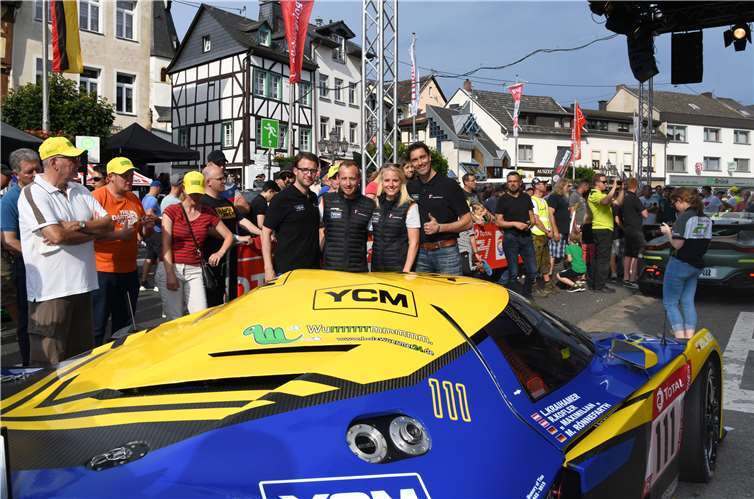 Stellvertretend für die Besatzungen der von Teichmann Racing eingesetzten vier KTM X-BOW präsentierten (von links) Maximilian, Reinhard Kofler, Laura Kraihamer und Maik Rönnefahrt den Rennwagen.Fotos: BURG