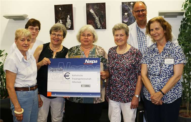 Stellvertretend für die Frauengemeinschaft übergaben Karin Lemnitzer, Maria Petmecky, Esther Schnerr und Ingrid Spitzhorn den Scheck. Foto: privat