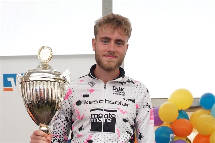 Stellvertretend für die Klottengasse nimmt der Sieger des Naturlaufs Denny Neumann den Wanderpokal für die schnellste Männermannschaft entgegen.