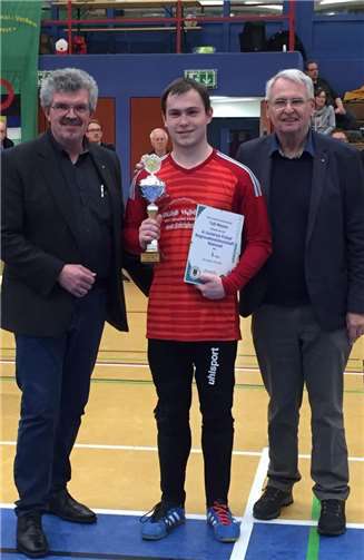 Stellvertretend für die Mannschaft nahm Torhüter Michael Kaufmann den Pokal in Empfang.Fotos: privat/SK