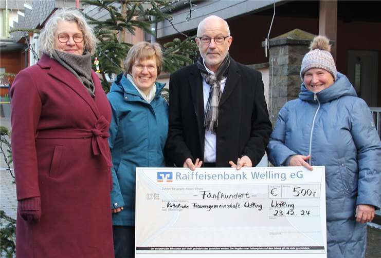 Stellvertretend für die Mitglieder nahmen (v.l.n.r.) Gudrun Raquet, Ingrid Pauken und Monika Lichtl von Vorstand Udo Link den Spendenscheck entgegen.Foto: privat